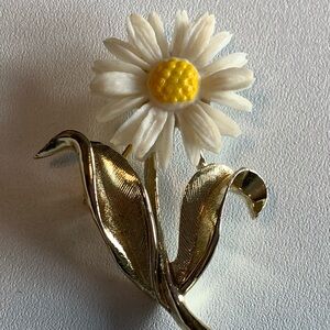 Vintage Sarah Coventry Daisy Brooch. Favorite flower??